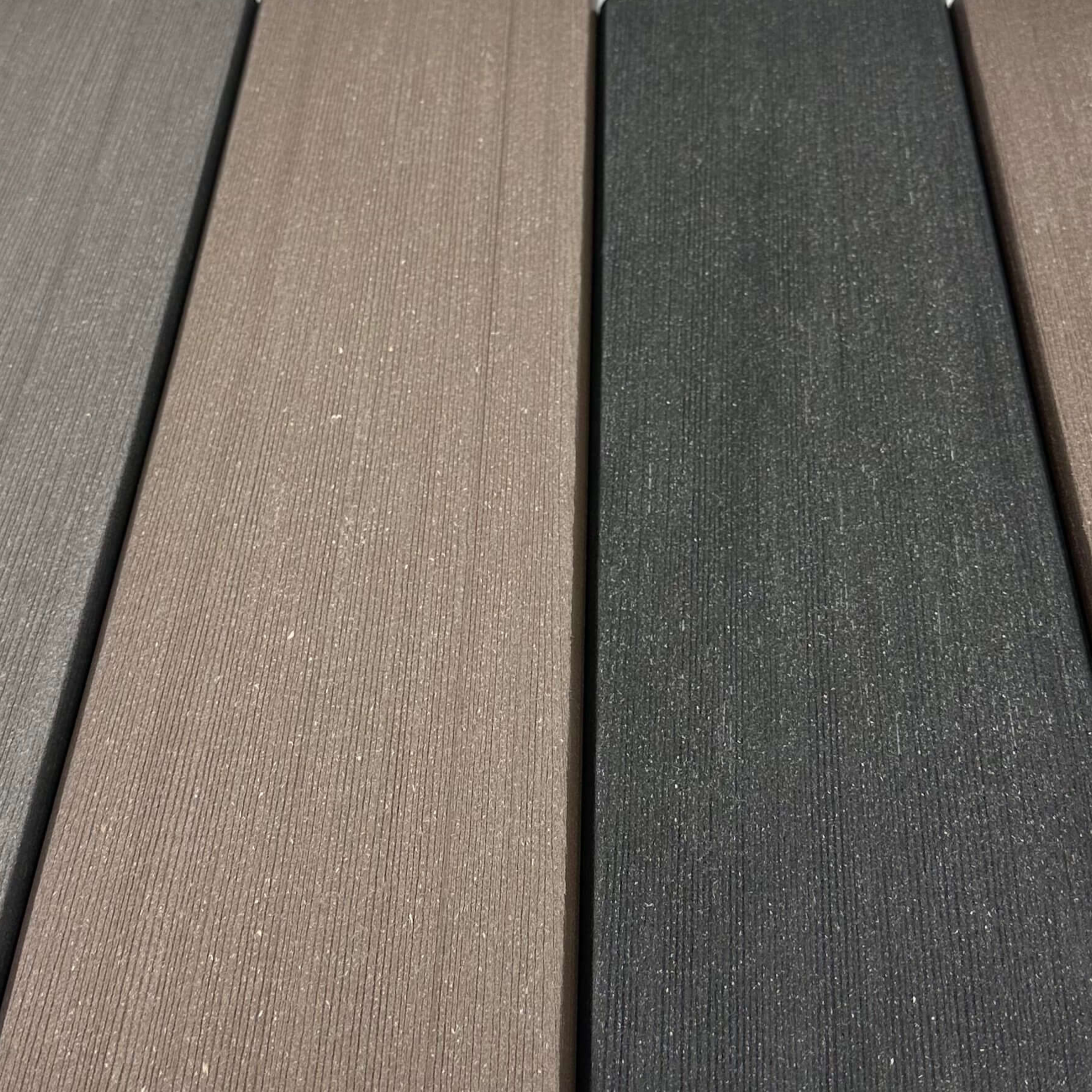 alt="Gros plan sur la texture de bois naturel d'une planche de composite Ecoplast montrant le fini brossé et le grain profond"