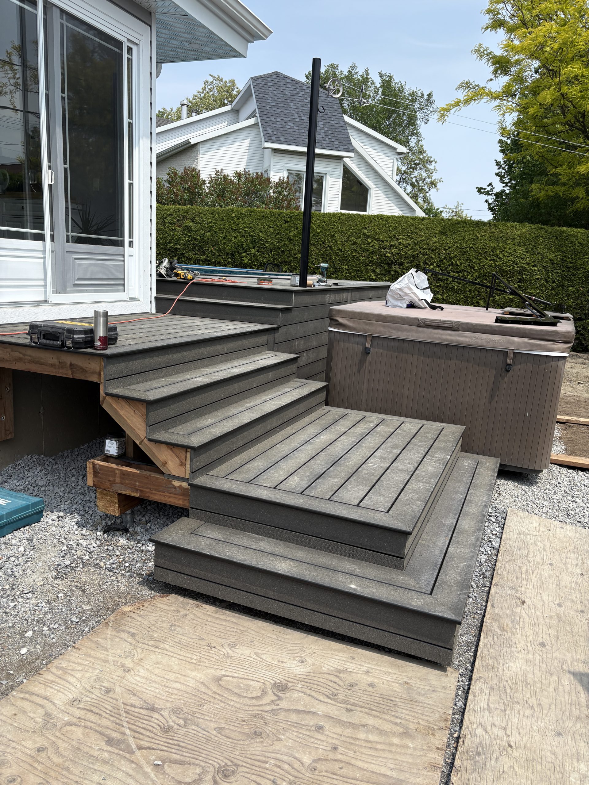 Installation de la meilleure planche de composite Québec par Écoplast à Farnham - Projet terrasse haute densité 2026