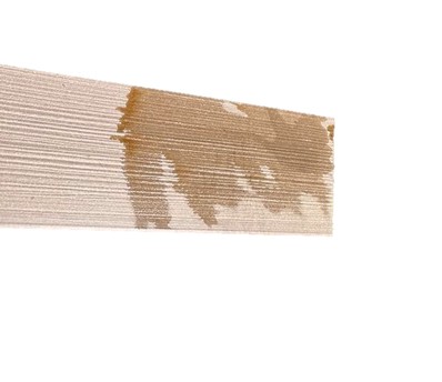 Tache de café fraîche sur composite Écoplast