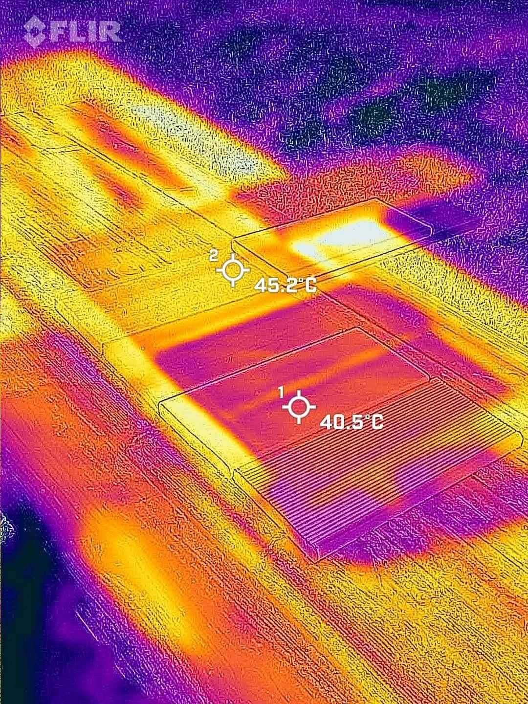 Visuel thermique de planche pour terrasse composite sur une table en bois