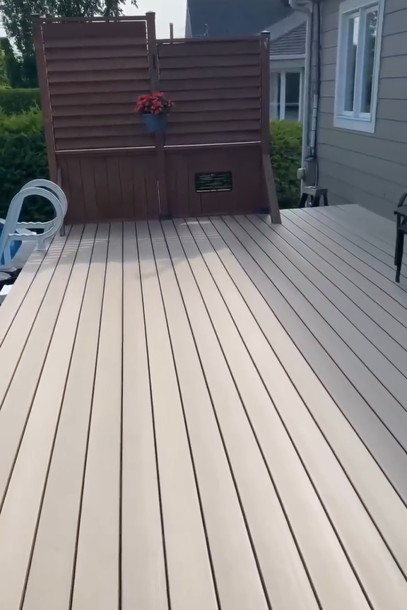 Écoplast composite deck in Lévis QC, Dune color — custom 27-foot no-joint boards after a Quebec winter