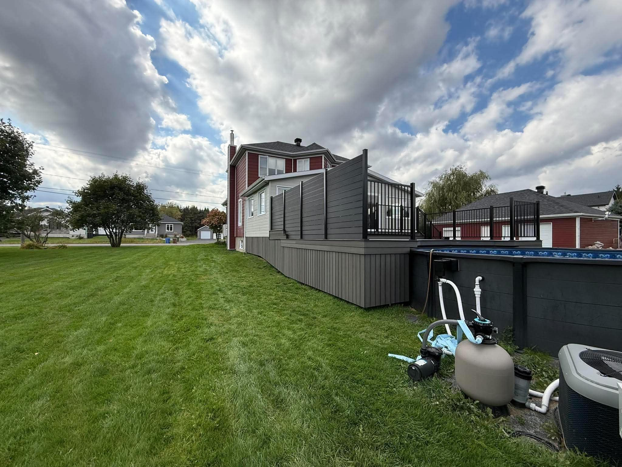 Terrasse composite Écoplast à Lévis en couleur Dune — planches sur mesure 27 pieds sans joint après un hiver québécois