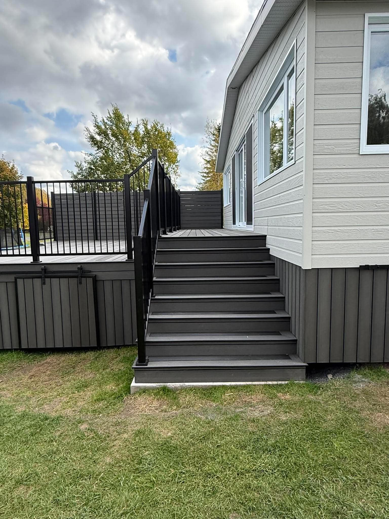 Détail de la finition des marches de patio en composite Onyx